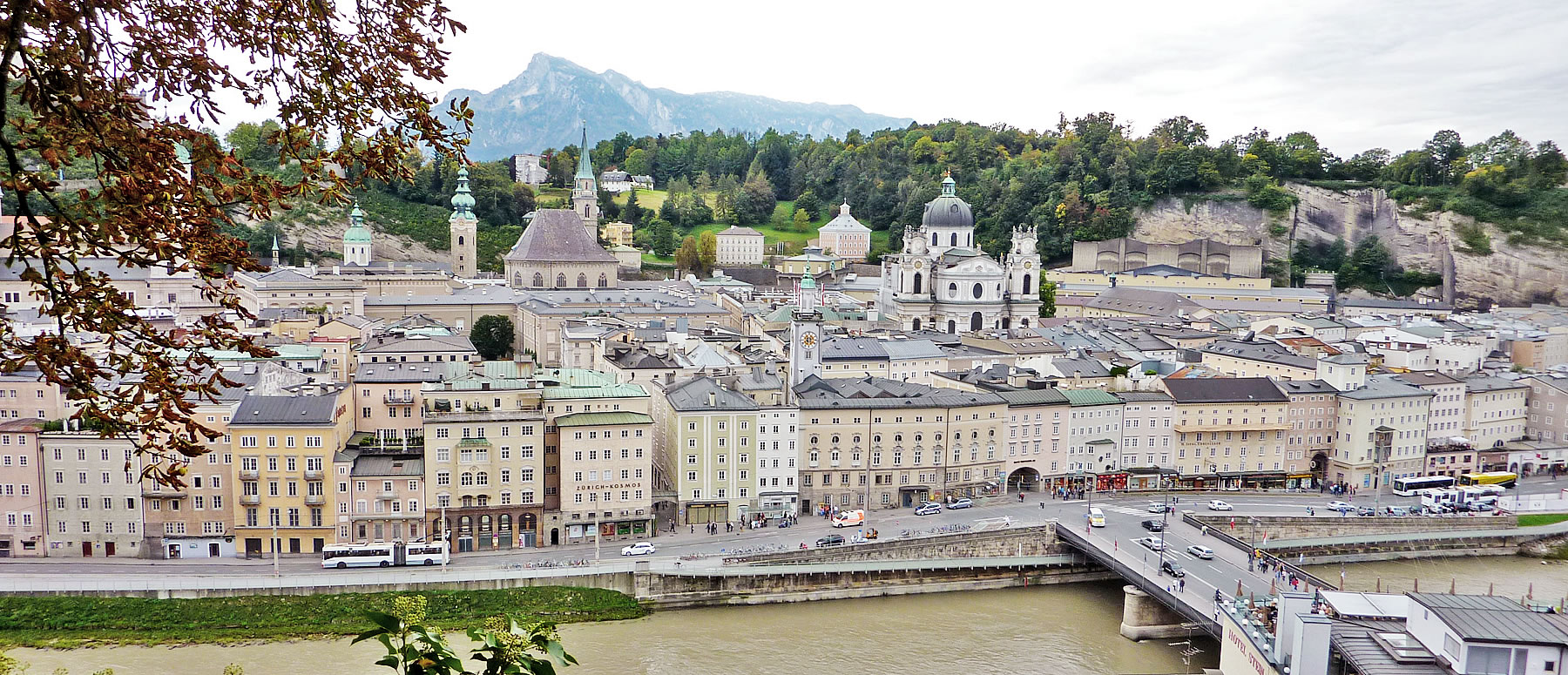 die Altstadt Salzburg mit der Staatsbrücke und der Salzach