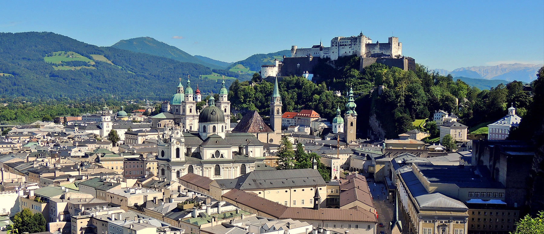 Salzburg mit Salzach und Burg an einem schönen Sommertag